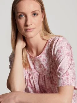 Calida Soft Cotton Kurzarm-Nachthemd, Länge 110cm 6 Calida Soft Cotton Kurzarm-Nachthemd, Länge 110cm -Leggings Shop Calida Soft Cotton Klassisches Kurzarm Nachtkleid rosa 34000 230 2