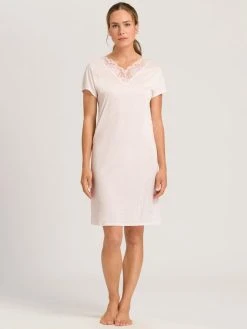 HANRO Mae Kurzarm-Nachthemd Mit Spitze, Länge 100cm 8 HANRO Mae Kurzarm-Nachthemd Mit Spitze, Länge 100cm -Leggings Shop Hanro Mae Kurzarm Nachthemd mit Spitze Laenge 100cm rosa 076232 1350 2