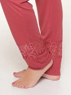 LingaDore Dusty Cedar Schlafanzug Mit Spitzendetails 8 LingaDore Dusty Cedar Schlafanzug Mit Spitzendetails -Leggings Shop LingaDore Dusty Cedar Pyjama lang mit Spitze rot 6908 34 3