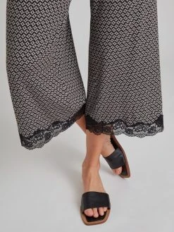 Nina Von C. Loungewear Easy 7/8-Pyjama 7 Nina Von C. Loungewear Easy 7/8-Pyjama -Leggings Shop Nina Von C Loungewear Easy 7 8 Pyjama schwarz 16 262 945 0 0 SET 910 3